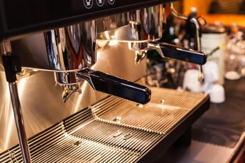 a coffee machine sitting on top of a counter at Alpenhotel Tirolerhof in Fulpmes