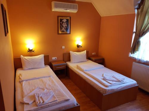Ένα ή περισσότερα κρεβάτια σε δωμάτιο στο Motel Al Capone