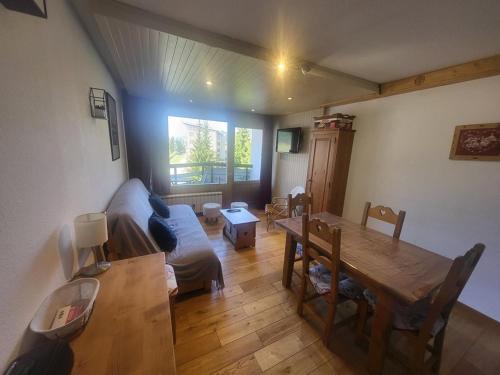 un salon avec un canapé et une table dans l'établissement Appartement 2 pièces avec parking, balcon, proche des pistes - Montgenèvre - FR-1-266-205, à Montgenèvre