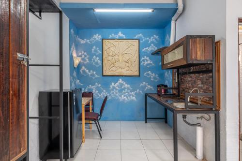 Η κουζίνα ή μικρή κουζίνα στο Senyum Bali Inn 1BR Sanur