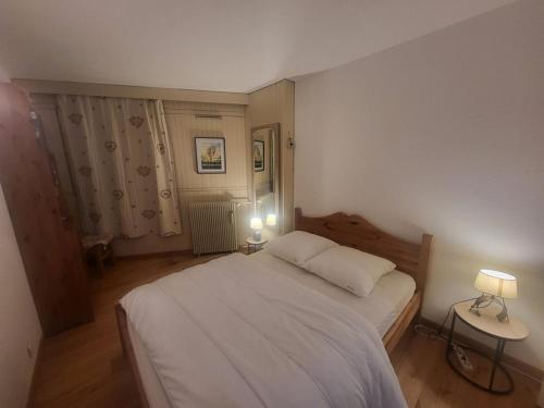 une chambre avec un grand lit avec deux lampes dans l'établissement Appartement 2 pièces avec parking, balcon, proche des pistes - Montgenèvre - FR-1-266-205, à Montgenèvre