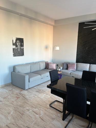 salon z kanapą i stołem w obiekcie Appartamento Nero Nettuno w mieście Nettuno