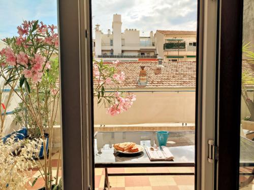 - une vue depuis la fenêtre d'une table avec un bol de nourriture dans l'établissement Studio with large terrace sea view 4th floor, à Nice