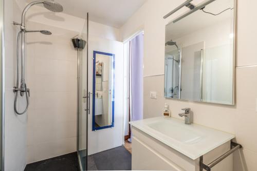 une salle de bain avec un lavabo et une douche dans l'établissement Studio with large terrace sea view 4th floor, à Nice