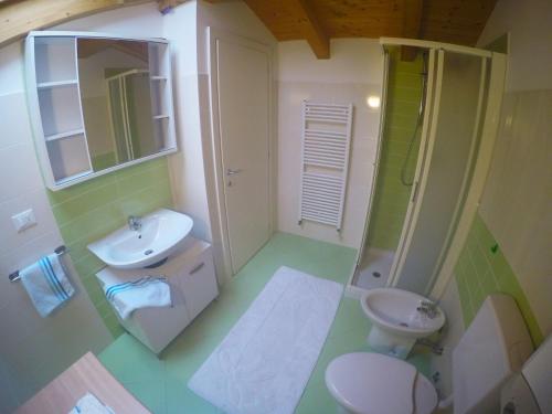 y baño con lavabo, aseo y ducha. en Residence Al Mare - Agenzia Cocal, en Caorle