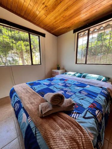 a bedroom with a bed with towels on it at Hermosa Casa Campestre a 30 min de Pasto in Pasto
