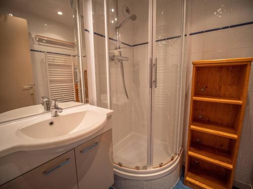 une salle de bain avec un lavabo et une douche dans l'établissement Spacieux 4P avec balcon, proche pistes et ESF, animaux admis - FR-1-356-255, à Valmorel