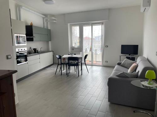 a living room with a couch and a table at Incantevole appartamento nel centro di Varazze in Varazze