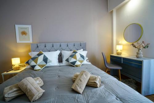 Un dormitorio con una cama grande con toallas. en central elegant apartment in koukaki,near acropoli, en Atenas