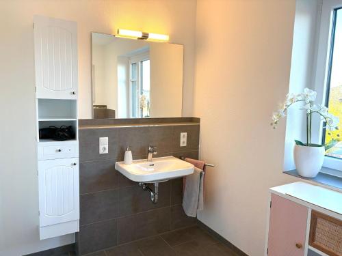 Ένα μπάνιο στο Wunderbare Ferienwohnung OG mit Nähe zum Badesee 1