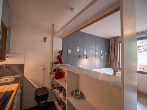 Cette chambre comprend une petite cuisine avec un petit réfrigérateur. dans l'établissement Appartement ensoleillé près des pistes pour 4 à Valmorel - FR-1-356-394, à Valmorel