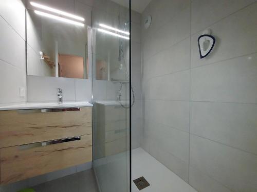 une salle de bain avec douche et lavabo dans l'établissement Appartement ensoleillé près des pistes pour 4 à Valmorel - FR-1-356-394, à Valmorel