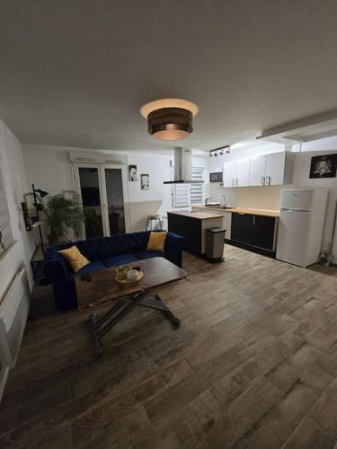 un salon avec un canapé et une cuisine dans l'établissement Appartement parking gratuit, à Illkirch-Graffenstaden