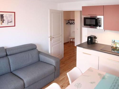 un salon avec un canapé et une cuisine dans l'établissement Appartement pour 6 pers. avec piscine, jacuzzi et balcon - Les Orres - FR-1-322-510, aux Orres