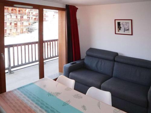 un salon avec un canapé et une table dans l'établissement Appartement pour 6 pers. avec piscine, jacuzzi et balcon - Les Orres - FR-1-322-510, aux Orres