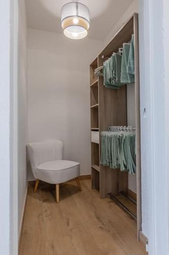 - un dressing avec un banc et une chaise dans l'établissement Le Cosmopolitan T6 10 personnes, à Toulouse