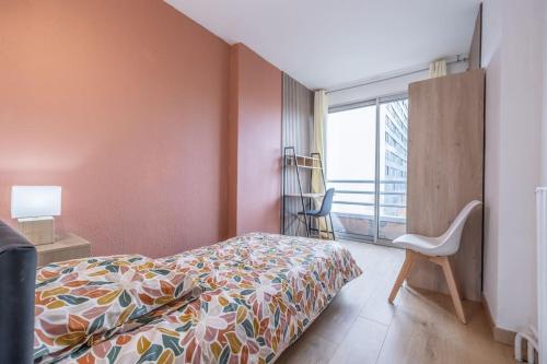 une chambre avec un lit, une chaise et une fenêtre dans l'établissement Le Cosmopolitan T6 10 personnes, à Toulouse