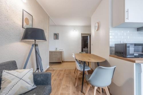 un salon avec une table et une cuisine dans l'établissement Le Cosmopolitan T6 10 personnes, à Toulouse