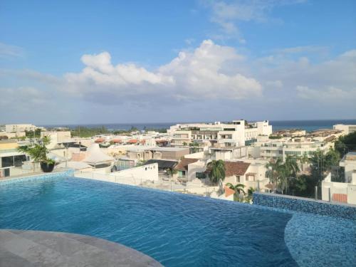 una piscina sul tetto di un edificio di Acogedor Condo a metros de la 5ta Avenida a Playa del Carmen