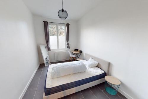 un lit dans une chambre avec une fenêtre dans l'établissement F3 - Rue Casimir Delavigne, au Havre