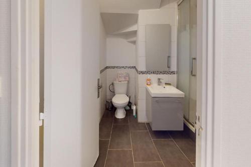 une petite salle de bain avec toilettes et lavabo dans l'établissement F3 - Rue Casimir Delavigne, au Havre