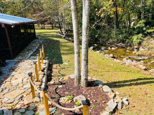 Zahrada ubytování Firefly Creek Cabin in Nantahala