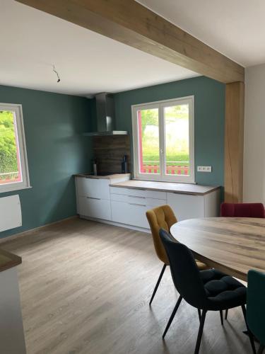 Ruang duduk di Chalet Le Cèdre Bleu 10 p - 10 min de Gérardmer