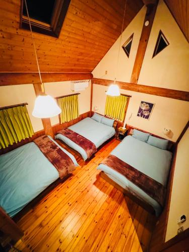 Cama o camas de una habitación en Yufuin Log House no Yado Tom Sawyer