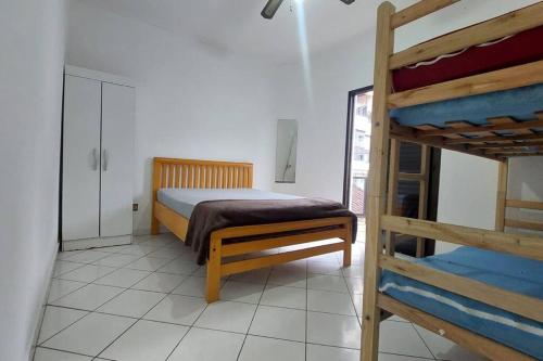 Ένα ή περισσότερα κρεβάτια σε δωμάτιο στο Apartamento Guilhermina - Praia Grande