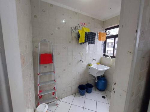 Ένα μπάνιο στο Apartamento Guilhermina - Praia Grande