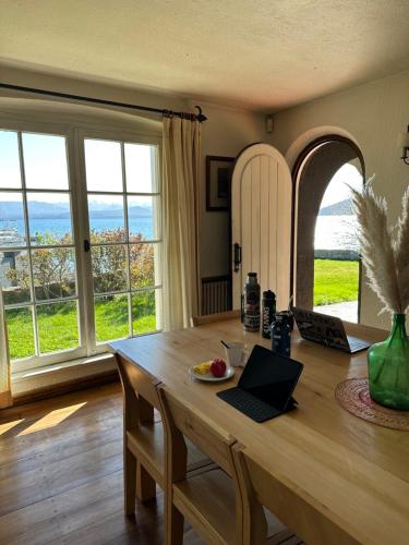 a dining room with a table with a laptop on it at TEROTERO Lake Hostel - Habitación Gutiérrez in San Carlos de Bariloche