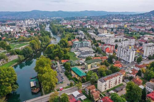 Nespecifikovaný výhled na destinaci Kuljani nebo výhled na město při pohledu z apartmánu