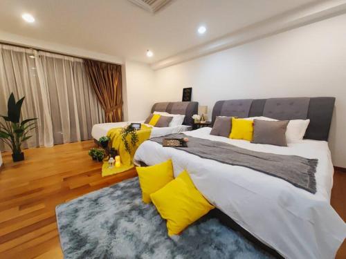 Giường trong phòng chung tại NEW! Spacious 3BR Luxury Stay at Sunrise Gurney GeorgeTown