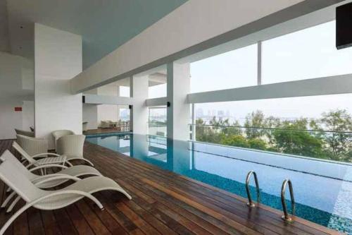Hồ bơi trong/gần NEW! Spacious 3BR Luxury Stay at Sunrise Gurney GeorgeTown