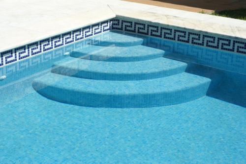 a group of blue steps in a swimming pool at 4 suites, piscine, Casa Rio-Dora by SesimbraSunSea in Lagoa de Albufeira