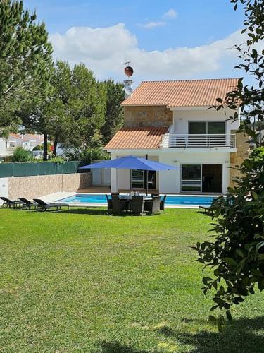 a house with a swimming pool in the yard at 4 suites, piscine, Casa Rio-Dora by SesimbraSunSea in Lagoa de Albufeira