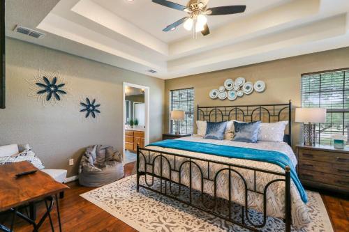una camera da letto con un letto e un ventilatore a soffitto di Hill Country Vibe a Canyon Lake