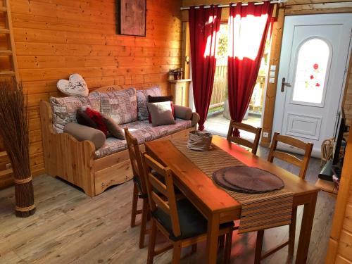 un salon avec un canapé et une table dans l'établissement Chalet au coeur du vieux Gérardmer, à Gérardmer