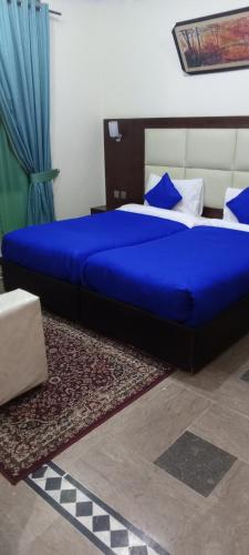 Postel nebo postele na pokoji v ubytování Canari Hotel kashmir view