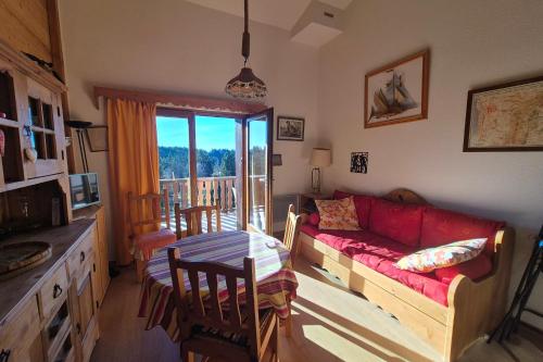 Appartement familial au Revard vue sur le jardin d'enfant et pistes