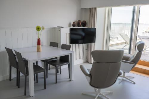 TV a/nebo společenská místnost v ubytování Rewindhotel