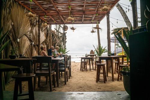 Restaurace v ubytování Surf by Sebu Beachfront