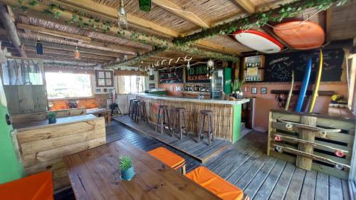 Ο χώρος του lounge ή του μπαρ στο Las Palmas Beach Hostel