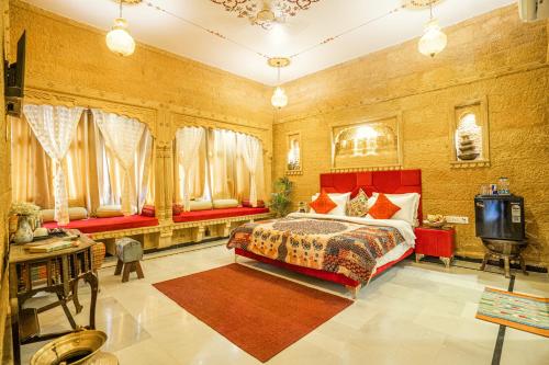 Postel nebo postele na pokoji v ubytování Garh Meera - A Sensational Boutique Hotel