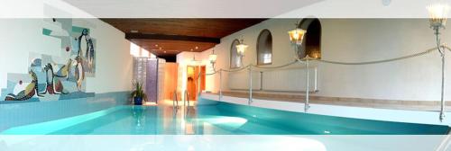 Πισίνα στο ή κοντά στο Hotel Roter Hahn - Bed & Breakfast