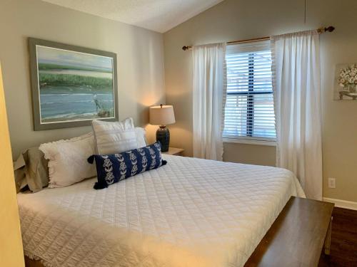 ein Schlafzimmer mit einem Bett und einem Fenster in der Unterkunft Harbour Oaks, Unit 420 in Demere Park