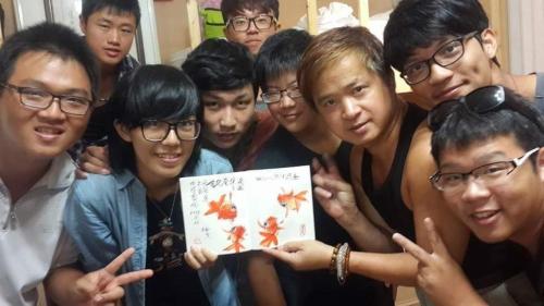 a group of young men posing for a picture with a sign at 集集藝術家背包客之家包層 in Jiji