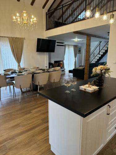 une cuisine et un salon avec une salle à manger dans l'établissement Country House Lištani-renta quad, à Livno