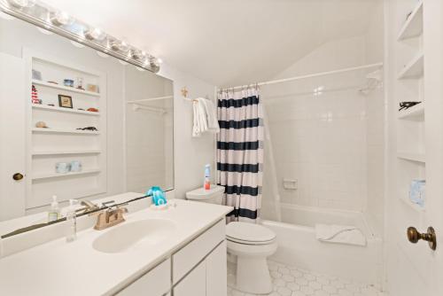 ein weißes Badezimmer mit Waschbecken und Toilette in der Unterkunft Crab Haven - 1137 Park Lane in East End
