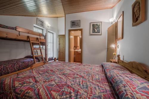 - une chambre avec un lit dans une pièce avec un lit dans l'établissement Appartamento Sellaronda, à Arabba